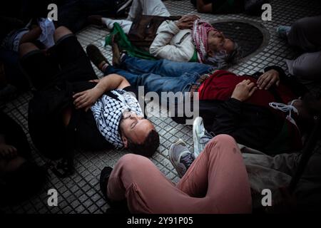 Buenos Aires, Buenos Aires, Argentinien. Oktober 2024. Am ersten Jahrestag der Vertiefung des Völkermords in Palästina durch den zionistischen Staat Israel fand auf der Plaza de Mayo ein Einheitsakt statt. Zusammen mit Organisationen der palästinensischen und arabischen Gemeinschaft (Credit Image: © Daniella Fernandez Realin/ZUMA Press Wire) NUR REDAKTIONELLE VERWENDUNG! Nicht für kommerzielle ZWECKE! Quelle: ZUMA Press, Inc./Alamy Live News Stockfoto