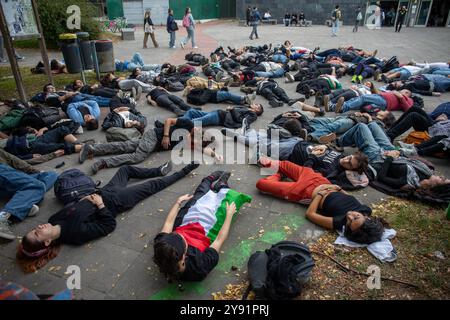 Madrid, Spanien. Oktober 2024. Studenten liegen während einer Demonstration auf dem Boden. Universitätsstudenten haben sich in der Nähe des Rektorats der Autonomen Universität Madrid versammelt, um den ersten Jahrestag der Angriffe Israels auf Gaza zu gedenken. Quelle: SOPA Images Limited/Alamy Live News Stockfoto