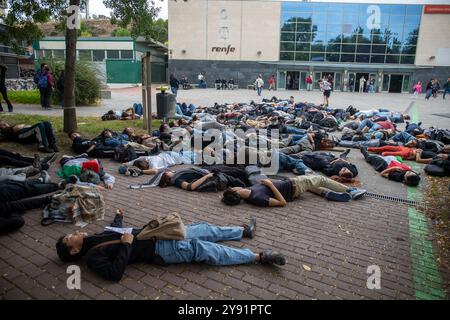 Madrid, Spanien. Oktober 2024. Studenten liegen während einer Demonstration auf dem Boden. Universitätsstudenten haben sich in der Nähe des Rektorats der Autonomen Universität Madrid versammelt, um den ersten Jahrestag der Angriffe Israels auf Gaza zu gedenken. Quelle: SOPA Images Limited/Alamy Live News Stockfoto