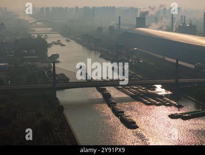 HUAI'AN, CHINA - 8. OKTOBER 2024 - Foto vom 8. Oktober 2024 zeigt Transportschiffe im Hafen, Dock und Fluss des Peking-Hangzhou Grand Canal in Stockfoto