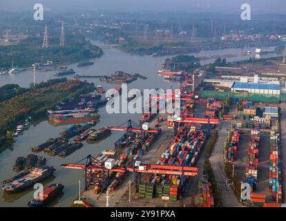 HUAI'AN, CHINA - 8. OKTOBER 2024 - Foto vom 8. Oktober 2024 zeigt Transportschiffe im Hafen, Dock und Fluss des Peking-Hangzhou Grand Canal in Stockfoto