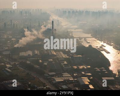 HUAI'AN, CHINA - 8. OKTOBER 2024 - Foto vom 8. Oktober 2024 zeigt Transportschiffe im Hafen, Dock und Fluss des Peking-Hangzhou Grand Canal in Stockfoto