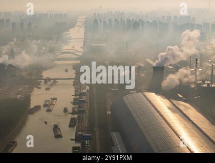 HUAI'AN, CHINA - 8. OKTOBER 2024 - Foto vom 8. Oktober 2024 zeigt Transportschiffe im Hafen, Dock und Fluss des Peking-Hangzhou Grand Canal in Stockfoto