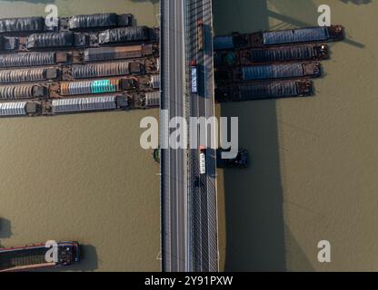 HUAI'AN, CHINA - 8. OKTOBER 2024 - Foto vom 8. Oktober 2024 zeigt Transportschiffe im Hafen, Dock und Fluss des Peking-Hangzhou Grand Canal in Stockfoto