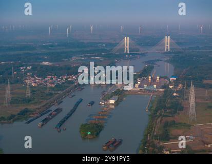 HUAI'AN, CHINA - 8. OKTOBER 2024 - Foto vom 8. Oktober 2024 zeigt Transportschiffe im Hafen, Dock und Fluss des Peking-Hangzhou Grand Canal in Stockfoto