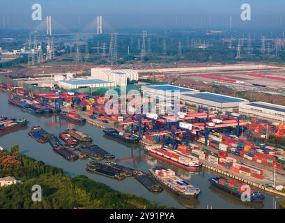 HUAI'AN, CHINA - 8. OKTOBER 2024 - Foto vom 8. Oktober 2024 zeigt Transportschiffe im Hafen, Dock und Fluss des Peking-Hangzhou Grand Canal in Stockfoto