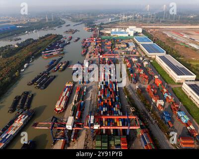 HUAI'AN, CHINA - 8. OKTOBER 2024 - Foto vom 8. Oktober 2024 zeigt Transportschiffe im Hafen, Dock und Fluss des Peking-Hangzhou Grand Canal in Stockfoto