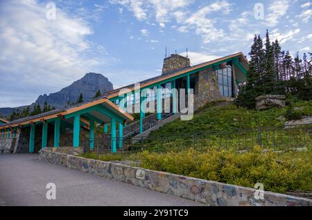 Das Logan Pass Visitor Center im Glacier National Park im September Stockfoto