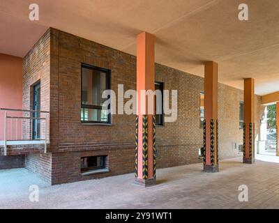 Eingang zum Innenhof. Säulen im Bogen mit Eckschutz. Altes Gebäude nach Renovierung. Stockfoto