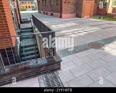 Innenhof eines Komplexes von Industriegebäuden nach Renovierung. Moderner urbaner Raum. Stockfoto