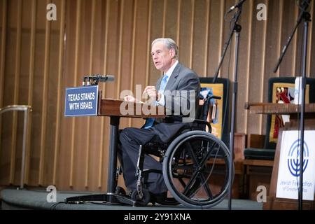 Dallas, Texas, USA. Oktober 2024. Greg Abbott, Gouverneur von TX, sprach mit fast 3.000 Mitgliedern der jüdischen Gemeinde Dallas während des Gedenkens an den Anschlag vom 7. Oktober 2023. Er hob die Bemühungen von Texas hervor, jüdische Schulen und Gotteshäuser zu schützen und antisemitische Aktivitäten auf College- und Universitätsgeländen zu verhindern. (Kreditbild: © AVI Adelman/ZUMA Press Wire) NUR REDAKTIONELLE VERWENDUNG! Nicht für kommerzielle ZWECKE! Quelle: ZUMA Press, Inc./Alamy Live News Stockfoto