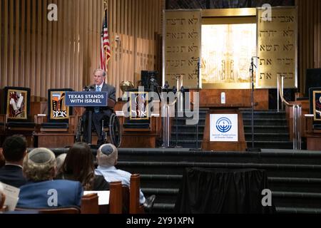 Dallas, Texas, USA. Oktober 2024. Greg Abbott, Gouverneur von TX, sprach mit fast 3.000 Mitgliedern der jüdischen Gemeinde Dallas während des Gedenkens an den Anschlag vom 7. Oktober 2023. Er hob die Bemühungen von Texas hervor, jüdische Schulen und Gotteshäuser zu schützen und antisemitische Aktivitäten auf College- und Universitätsgeländen zu verhindern. (Kreditbild: © AVI Adelman/ZUMA Press Wire) NUR REDAKTIONELLE VERWENDUNG! Nicht für kommerzielle ZWECKE! Quelle: ZUMA Press, Inc./Alamy Live News Stockfoto