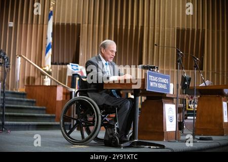 Dallas, Texas, USA. Oktober 2024. Greg Abbott, Gouverneur von TX, sprach mit fast 3.000 Mitgliedern der jüdischen Gemeinde Dallas während des Gedenkens an den Anschlag vom 7. Oktober 2023. Er hob die Bemühungen von Texas hervor, jüdische Schulen und Gotteshäuser zu schützen und antisemitische Aktivitäten auf College- und Universitätsgeländen zu verhindern. (Kreditbild: © AVI Adelman/ZUMA Press Wire) NUR REDAKTIONELLE VERWENDUNG! Nicht für kommerzielle ZWECKE! Quelle: ZUMA Press, Inc./Alamy Live News Stockfoto