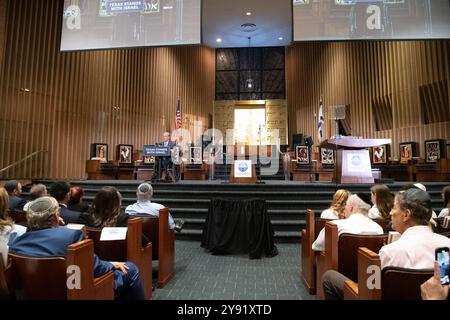 Dallas, Texas, USA. Oktober 2024. Greg Abbott, Gouverneur von TX, sprach mit fast 3.000 Mitgliedern der jüdischen Gemeinde Dallas während des Gedenkens an den Anschlag vom 7. Oktober 2023. Er hob die Bemühungen von Texas hervor, jüdische Schulen und Gotteshäuser zu schützen und antisemitische Aktivitäten auf College- und Universitätsgeländen zu verhindern. (Kreditbild: © AVI Adelman/ZUMA Press Wire) NUR REDAKTIONELLE VERWENDUNG! Nicht für kommerzielle ZWECKE! Quelle: ZUMA Press, Inc./Alamy Live News Stockfoto