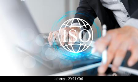 ISO-Standards Qualitätssicherung, -Sicherung und -Garantie Business Technology Konzept. Geschäftsmann mit Laptop-Computer mit Qualitätssicherung und Dokumentation Stockfoto