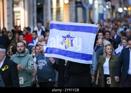 Marseille, Frankreich. Oktober 2024. Ein Teilnehmer hält während der Gedenkfeier am 7. Oktober eine israelische Flagge. Rund 2.500 Menschen aus der jüdischen Gemeinde Marseille versammelten sich vor dem Justizpalais der Stadt, um den Opfern der Terroranschläge der Hamas am 7. Oktober 2023 in Israel zu ehren. Quelle: SOPA Images Limited/Alamy Live News Stockfoto