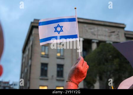 Marseille, Frankreich. Oktober 2024. Ein Teilnehmer schwenkt während der Gedenkfeier am 7. Oktober eine israelische Flagge. Rund 2.500 Menschen aus der jüdischen Gemeinde Marseille versammelten sich vor dem Justizpalais der Stadt, um den Opfern der Terroranschläge der Hamas am 7. Oktober 2023 in Israel zu ehren. Quelle: SOPA Images Limited/Alamy Live News Stockfoto