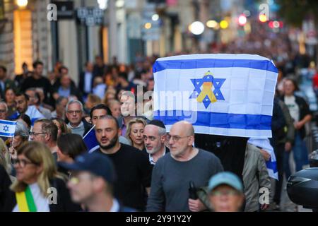 Marseille, Frankreich. Oktober 2024. Ein Teilnehmer hält während der Gedenkfeier am 7. Oktober eine israelische Flagge. Rund 2.500 Menschen aus der jüdischen Gemeinde Marseille versammelten sich vor dem Justizpalais der Stadt, um den Opfern der Terroranschläge der Hamas am 7. Oktober 2023 in Israel zu ehren. Quelle: SOPA Images Limited/Alamy Live News Stockfoto