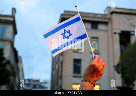 Marseille, Frankreich. Oktober 2024. Ein Teilnehmer schwenkt während der Gedenkfeier am 7. Oktober eine israelische Flagge. Rund 2.500 Menschen aus der jüdischen Gemeinde Marseille versammelten sich vor dem Justizpalais der Stadt, um den Opfern der Terroranschläge der Hamas am 7. Oktober 2023 in Israel zu ehren. Quelle: SOPA Images Limited/Alamy Live News Stockfoto