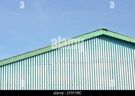 Tin Roof gegen den Himmel Stockfoto