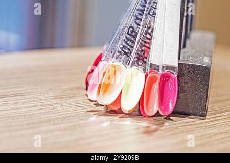 Mehrfarbige Farbmuster zum Malen stilvoller Nagelmaniküre. Style und Mode Stockfoto