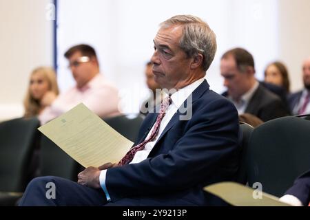 London, Großbritannien. Oktober 2024. Nigel Farage, Vorsitzender der Reform UK, wurde auf einer Pressekonferenz zu Recht und Ordnung im Church House in London gesehen. (Foto: Tejas Sandhu/SOPA Images/SIPA USA) Credit: SIPA USA/Alamy Live News Stockfoto