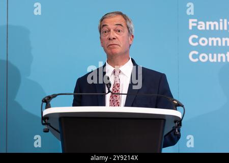 London, Großbritannien. Oktober 2024. Nigel Farage, der Vorsitzende der Reform UK, spricht auf einer Pressekonferenz über Recht und Ordnung im Church House in London. (Foto: Tejas Sandhu/SOPA Images/SIPA USA) Credit: SIPA USA/Alamy Live News Stockfoto