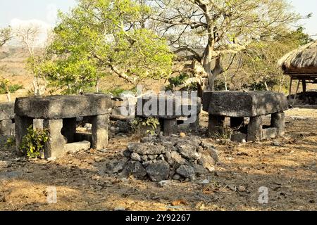 Megalithgräber im traditionellen Dorf Prailiang, das auf einem felsigen Hügel in Mondu, Kanatang, East Sumba, East Nusa Tenggara, Indonesien gebaut wird. Stockfoto