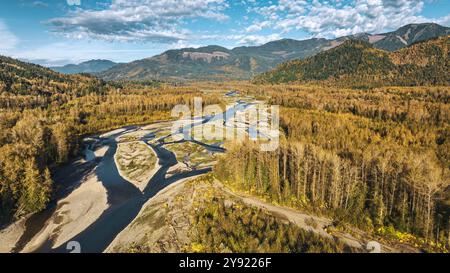 Blick auf die Drohne entlang des Nooksack River an den Ausläufern der North Cascades, Washington State, USA Stockfoto