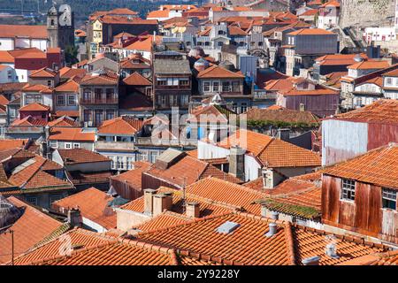 Gebäude in Porto davor. Ein Stadtbild mit alten orangen Dächern. Mit alten Gebäuden und verlassenen Gebäuden mit alten Fassaden. Stockfoto