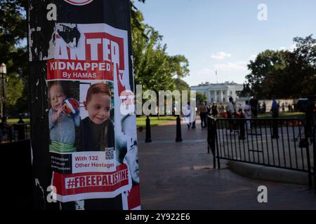 Washington DC, USA. Oktober 2024. Ein Poster zeigt ein Foto von Geiseln am Lafayette Square in der Nähe des Weißen Hauses in Washington DC, USA, am 7. Oktober 2024. Heute ist der erste Jahrestag, seit die Hamas mehr als 1.200 Männer, Frauen und Kinder getötet hat, darunter 46 Amerikaner und Bürger aus mehr als 30 Ländern. Dieses Massaker an Juden war das größte seit dem Holocaust, der den anhaltenden Konflikt in Gaza ausgelöst hat. Quelle: Aashish Kiphayet/Alamy Live News Stockfoto