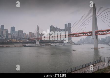 25. JANUAR 2021, CHONGQING, CHINA: Die Wolkenkratzer und die Seilbahn in Chongqing, China Stockfoto