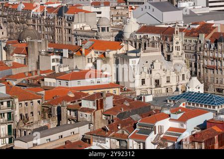 Stadtansicht der einzigen Gebäude in Porto, ein Blick aus der Vogelperspektive auf die alten grauen Gebäude und die orangefarbenen Dächer. Mit verlassenen Gebäuden mit alten Fassaden aa Stockfoto