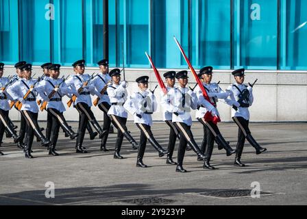 **CHINESISCHES FESTLAND, HONGKONG, MACAU UND TAIWAN OUT** anlässlich des 75-jährigen Jubiläums findet am Goldenen Bauhinia Square Eine Flaggenhetzungszeremonie statt Stockfoto