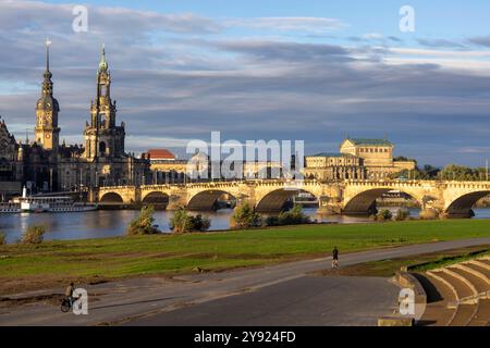 07.10.2024, Deutschland, Sachsen, Dresden, auf dem Foto Blick am frühen Morgen auf die Dresdner Altstadt vom Königsufer aus, in der mitte die Augustusbrücke, rechts hinten die Semperoper, links der Hausmannsturm des Dresdner Schlosses, 2. Von links die Kathedrale des Bistums Dresden-Meißen und Stadtpfarrkirche Dresdens ehemalige katholische Hofkirche *** 07 10 2024, Deutschland, Sachsen, Dresden, auf dem Foto frühmorgendlicher Blick auf die Dresdner Altstadt von der Königsufer, in der Mitte die Augustusbrücke, rechts hinter der Semperoper, links der Hausmannturm von Dresden Guss Stockfoto