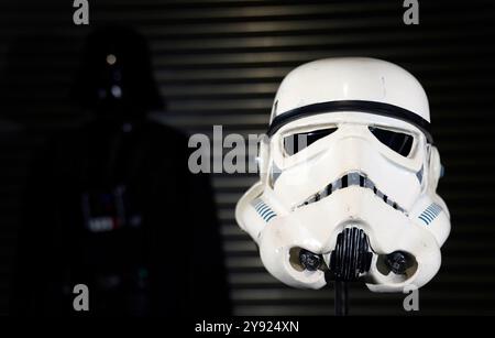 Ein Blick auf einen mit Bildschirmen abgestimmten Sturmtrooper (Sandtrooper)-Helm aus der Szene „Move Along, Move Along“ aus dem Film „Star Wars: A New Hope“ aus dem Jahr 1977 (geschätzte £ 250.000 - £ 500.000) während eines Fotoanrufs im Propstore in Rickmansworth, Hertfordshire, im Vorfeld ihrer Entertainment Memorabilia Live Auction, die über vier Tage ab dem 14. November stattfindet. Bilddatum: Donnerstag, 3. Oktober 2024. Stockfoto