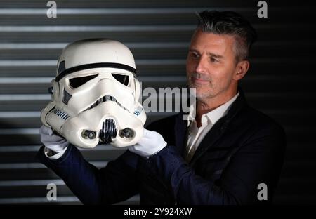 Stephen Lane, CEO von Propstore, hält während eines Fotoanrufs im Propstore in Rickmansworth, Hertfordshire, einen Helm von Stormtrooper (Sandtrooper) aus der Move Along, Move Along, Move Along, Move Along)-Szene aus dem 1977 erschienenen Film Star Wars: A New Hope (geschätzte £250.000 - £500.000). Bilddatum: Donnerstag, 3. Oktober 2024. Stockfoto