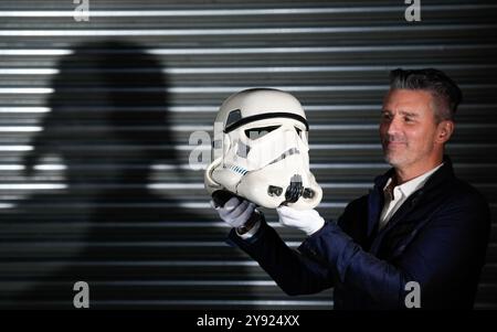 Stephen Lane, CEO von Propstore, hält während eines Fotoanrufs im Propstore in Rickmansworth, Hertfordshire, einen Helm von Stormtrooper (Sandtrooper) aus der Move Along, Move Along, Move Along, Move Along)-Szene aus dem 1977 erschienenen Film Star Wars: A New Hope (geschätzte £250.000 - £500.000). Bilddatum: Donnerstag, 3. Oktober 2024. Stockfoto