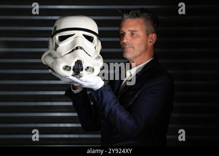 Stephen Lane, CEO von Propstore, hält während eines Fotoanrufs im Propstore in Rickmansworth, Hertfordshire, einen Helm von Stormtrooper (Sandtrooper) aus der Move Along, Move Along, Move Along, Move Along)-Szene aus dem 1977 erschienenen Film Star Wars: A New Hope (geschätzte £250.000 - £500.000). Bilddatum: Donnerstag, 3. Oktober 2024. Stockfoto