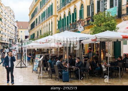 Malaga, Spanien - 29. April 2017: Ein lebhaftes Straßenschild mit Wegbeschreibungen zu Weltstädten. Stockfoto