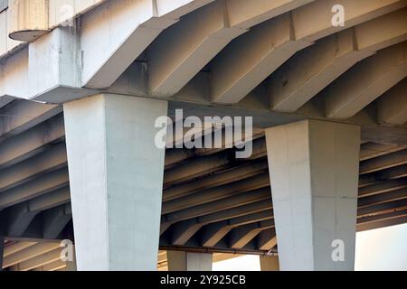 Stahlbetonkonstruktion der Autobahnüberführung. Ansicht Von Unten. Betonbalken unter der Brücke. Unter der Überführung, Stützen aus Zement Stockfoto