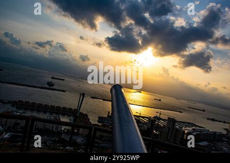 Cannon die Festung Gibraltar mit einem eindrucksvollen Sonnenuntergang über dem Meer zu verteidigen. Stockfoto