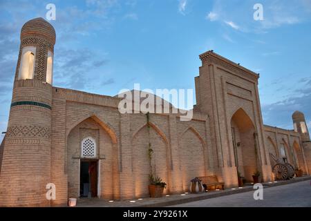 Mittelalterliches Gebäude in der antiken Stadt Chiwa, Usbekistan. Das komplizierte Mauerwerk und die sanfte Abendbeleuchtung unterstreichen die architektonische Schönheit A Stockfoto