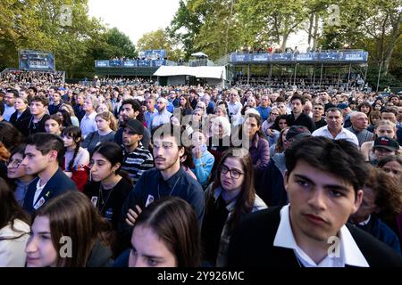 New York City, Usa. Oktober 2024. Das Publikum bei einer Gedenkfeier „ein Jahr später“, die von der jüdischen Gedenkfeier in New York ein Jahr nach dem Angriff der Hamas in Israel am 7. Oktober 2023 im Central Park in New York City organisiert wurde. Quelle: SOPA Images Limited/Alamy Live News Stockfoto