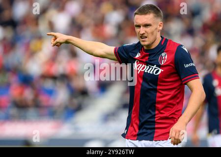 Emil Holm vom Bologna FC Gesten während des Fußballspiels der Serie A zwischen Bologna FC und Parma Calcio im Renato Dall’Ara Stadion in Bologna (Italien) am 6. Oktober 2024. Stockfoto