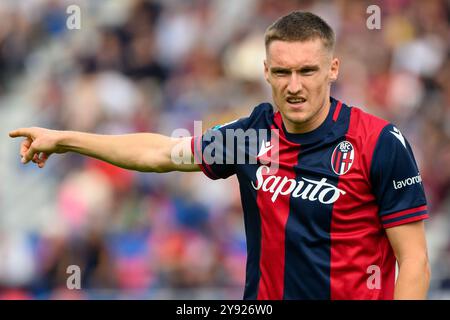 Emil Holm vom Bologna FC Gesten während des Fußballspiels der Serie A zwischen Bologna FC und Parma Calcio im Renato Dall’Ara Stadion in Bologna (Italien) am 6. Oktober 2024. Stockfoto