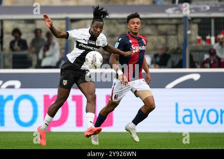 Woyo Coulibaly von Parma Calcio und Dan Ndoye von Bologna FC während des Fußballspiels der Serie A zwischen Bologna FC und Parma Calcio im Renato Dall’Ara Stadion in Bologna (Italien) am 6. Oktober 2024. Stockfoto