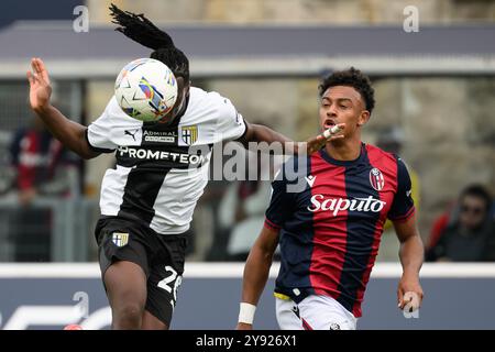 Woyo Coulibaly von Parma Calcio und Dan Ndoye von Bologna FC während des Fußballspiels der Serie A zwischen Bologna FC und Parma Calcio im Renato Dall’Ara Stadion in Bologna (Italien) am 6. Oktober 2024. Stockfoto