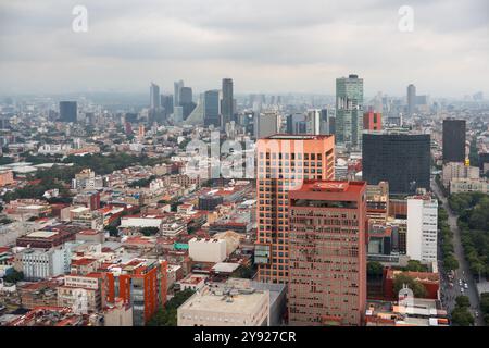 Mexiko-Stadt, Mexiko. September 2024. Die Skyline von Mexiko-Stadt zeigt eine Mischung aus modernen Wolkenkratzern und traditionellen Gebäuden Stockfoto