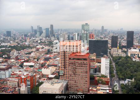 Blick auf Mexiko-Stadt mit vielfältiger Architektur und lebhaftem urbanen Leben an einem bewölkten Tag Stockfoto